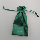 緑の刺繍のサテンの生地のドローストリングのギフトは7x9cmのサイズを袋に入れる