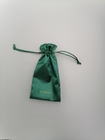 緑の刺繍のサテンの生地のドローストリングのギフトは7x9cmのサイズを袋に入れる