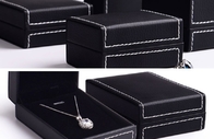 女性のための浮彫りになる表面の革ギフト用の箱の黒い革宝石箱