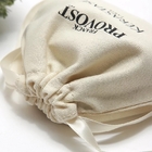 綿織物のドローストリングのギフトはキャンデーを使用し失敗を袋に入れ表面を押す